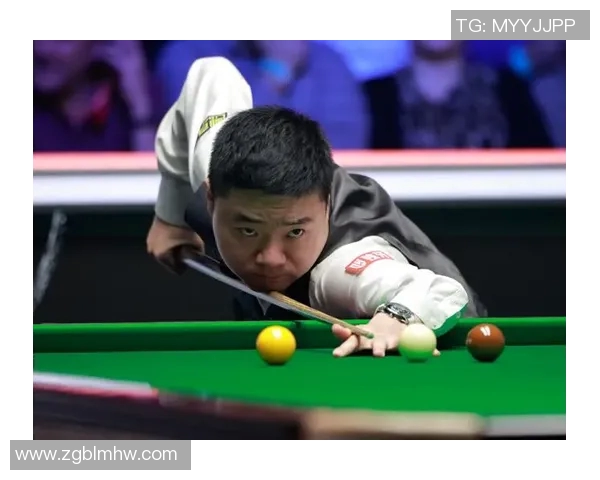 丁俊晖与足球明星同场竞技展现台球与足球的精彩碰撞 丁俊晖与足球明星同场竞技展现台球与足球的精彩碰撞