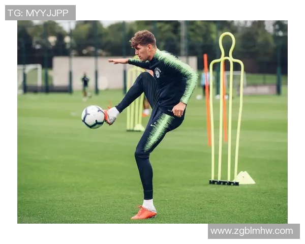 三个足球明星欢聚一堂共享快乐时光笑声不断引发热烈讨论