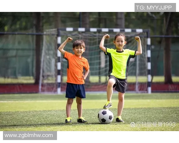 足球明星的踢力揭秘：如何通过力量与技巧征服绿茵场